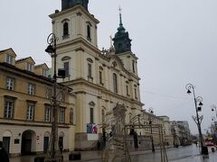 クラクフ郊外通りにある19世紀初めにワルシャワ最大のカトリック教会であった聖十字架教会です。