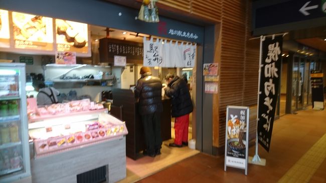 朝早いので開いているお店が少ないです。それでも駅では、立ち食い蕎麦屋さんが開いていました。
