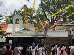 
混んでいるとのことで後回しにしていた、スリー・マハー菩提樹（Sri Maha Bodhi）へ。お昼過ぎていましたが、大勢の人がお祈りをしていました。地面に座り、集まって声をそろえてお祈りする人々や、それぞれにお祈りする人々。その真剣な表情、樹齢2000年の菩提樹を目の前に、ただただ圧倒され、大きなパワーを感じました。

・・・

かなり暑くなり、疲れも溜まってきました。回れなかったところもあるけれど、アヌラーダプラの観光は、これで終了。
元気を出すためにお昼ご飯へ。