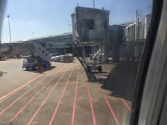 10時過ぎ、少し遅れてバンダラナイケ国際空港に到着。
スリランカと日本は3.5時間の時差があります。（シンガポールとは2.5時間差）

お天気いい♪