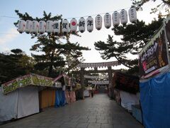 まったく予定していなかった住吉大社に来ちゃいました　参道はまだお正月気分の出店が沢山