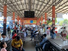 約１時間でノンカーイのバスターミナルの到着。
勝手がわからないけれど、まずはトイレを探しました。