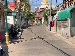 メコン川に向かって路地を歩きます。
ビッグ仏陀が見つめる先には…。