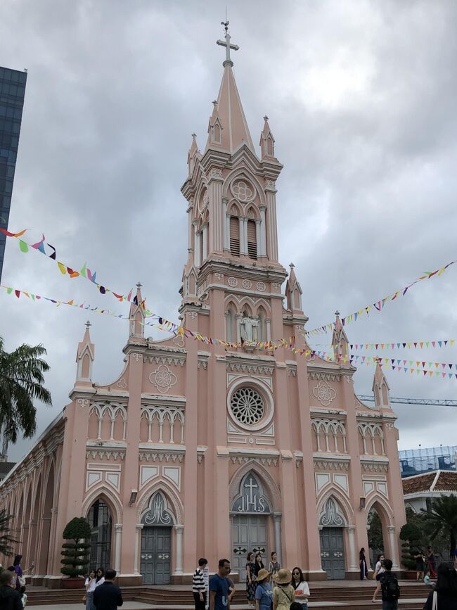 　ダナン大聖堂<br />　ピンクがかわいい。フランス統治時代の1923年から1年かけて創建されたゴシック様式のカトリック教会です。尖塔の上の十字架に鶏の像が見えます。<br />　パンツが見えそうな、いや見えているショートパンツ姿の女の子、大きく胸が開いたＴシャツの女の子などが写真撮影。教会なのに。