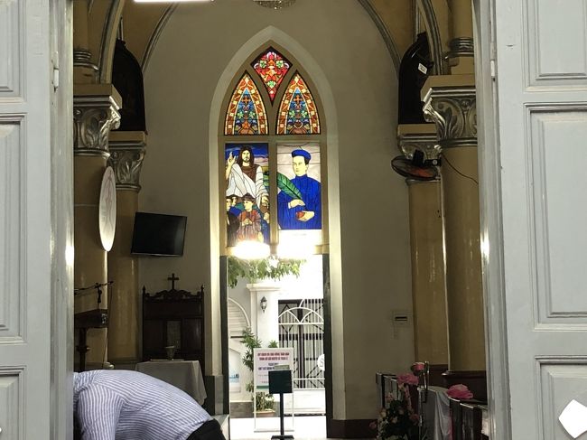 　大きく音楽をかけて踊っている子たちもいました。何これは？<br />　教会前の注意書きには、日本語はないとのこと。良かった。マナーを守る人達と思われているということね。<br />　中へは入れないのでステンドグラスの写真だけパチリ。<br />