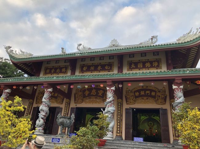 　次はリンウン寺へ。標高700ｍの高台にありますが、バスでスイー。少しだけ歩きます。<br />　19世紀グエン朝ミンマン帝期に建てられたと言われています。2010年に６年の歳月をかけて再建されました。