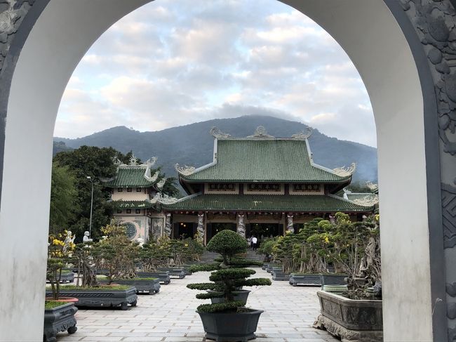 門から本堂を望む。