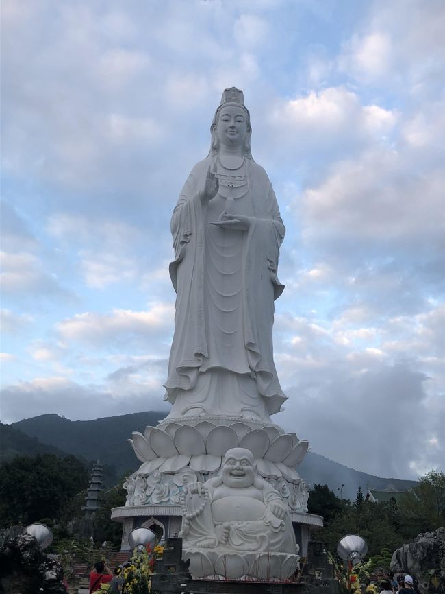 大きな観音像。ダナンの海を見守るように立っています。