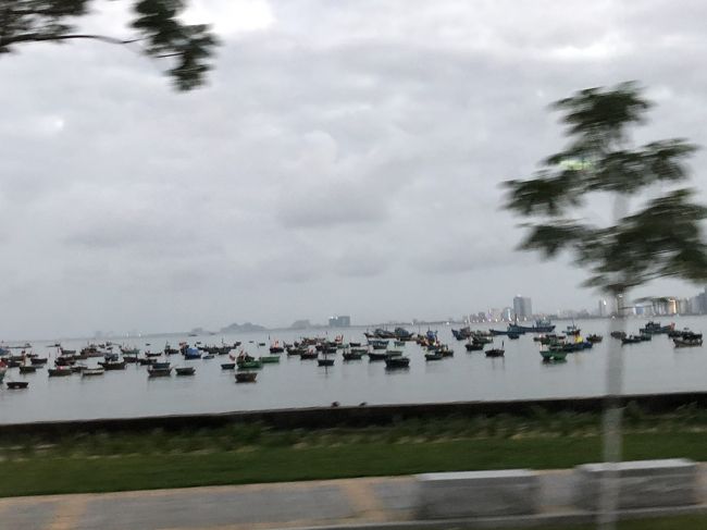 夕食レストランに向かいます。小舟が沢山浮かびます。