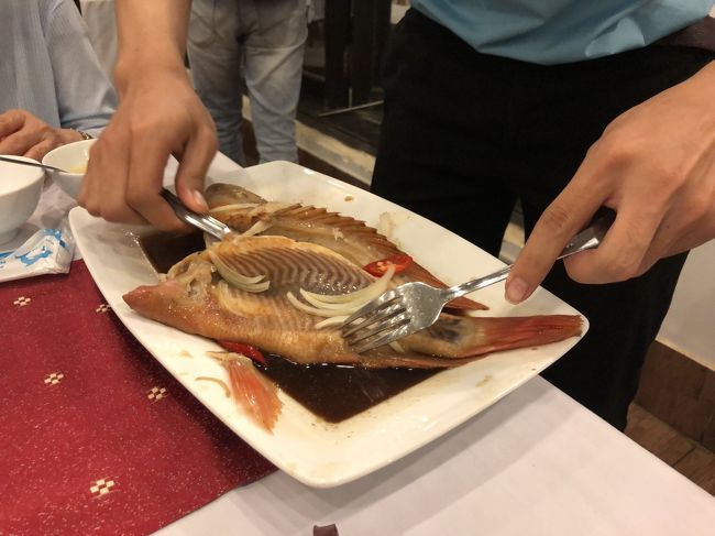 　この4人が誰も魚に手を付けないのを見たからか、ボーイさんが来て、ナイフとフォークで捌いてくれました。お上手。