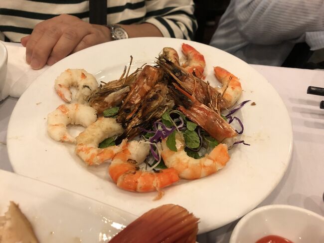 　エビのグリル<br />　身は美味しい。頭にチャレンジしましたが、しなしなだったので、パス。