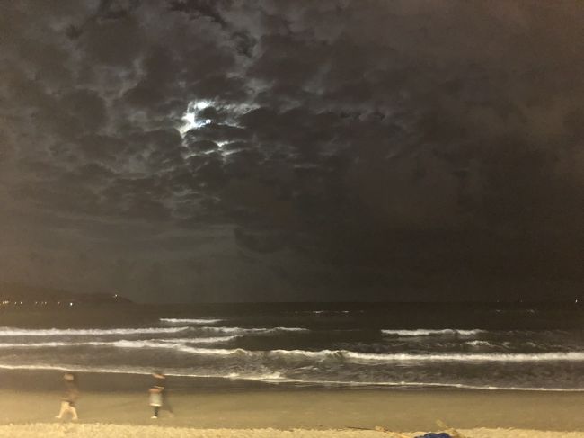 　このレストランの外は海。お月様が隠れています。17夜かな？