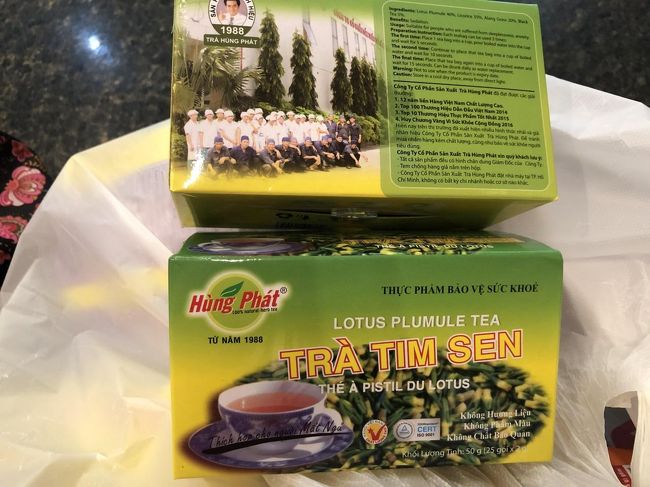 　食後、念願のヴィンコムプラザ内のヴィンマートへ。スーパー♪スーパー♪<br />大好きなスーパー♪<br />　Ｇが何分欲しいかと聞いたので、45分と答えたら、60分くれました。<br />　店員に写メを見せて、その売り場に連れて行って貰い、買うのが私のスタイル。語学力に不安があり、どこで何を売っているかわからないお店で、最も速く欲しい物をゲットする方法だと思います。<br />　これもハス茶の写メを見せて買った物。これには蓮の絵がないけれど、ハス茶だと言われたので。1箱　25袋入り　28600ドン（143円）