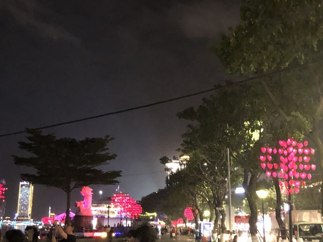 反対側にはハート型の竿灯らしいもの。