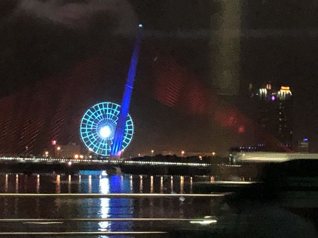 遠くには観覧車