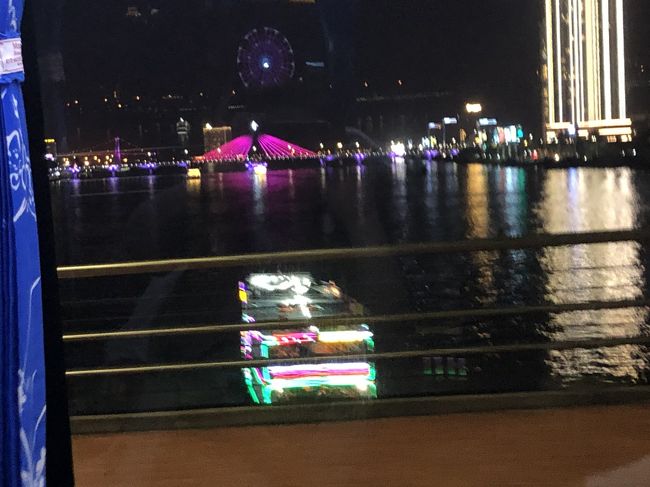 ボートも走りイルミネーションも綺麗