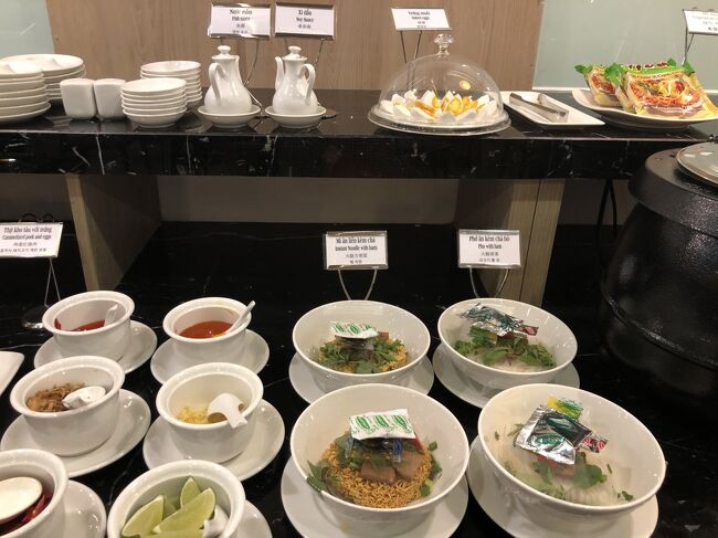 　座席を確保して、一回り。<br />フォーがあります。でも22時だし、我慢。