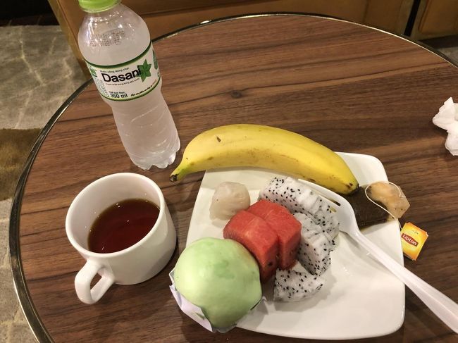 　とりあえず、これだけ。22時ですからフルーツ中心に。ドラゴンフルーツは皮がむいてありました。緑のは甘さ控えめのおまんじゅうでした。<br />この席と、充電できる席と、2か所に座りました。<br />　<br />　23：30に搭乗開始なので、少し早めに搭乗口に行きました。