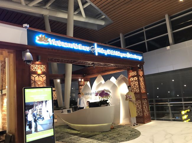 　右手のゴージャスな方、ビジネスラウンジへ先に行ってしまい、お隣りよと言われました。