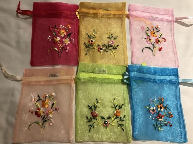   連れていかれた民芸品やさんにて<br />５枚買うと１枚おまけ　１枚23500　6枚で計　117500<br />１枚　　　　　　　　　　　　　　　　　　　　 19583（98）　