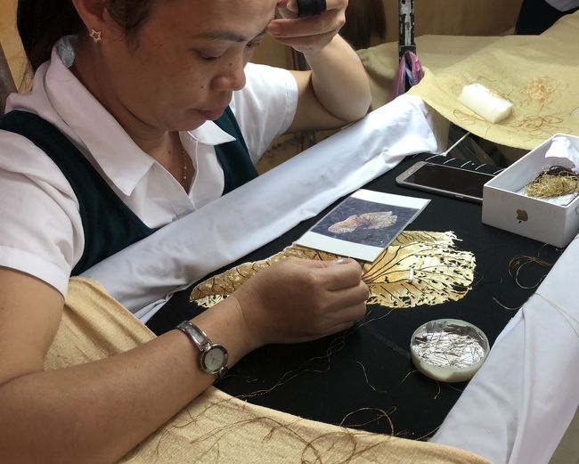 写真を見ながら刺繍をしています。