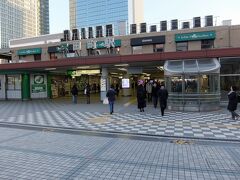 JR田町駅の構内を通り抜けます。