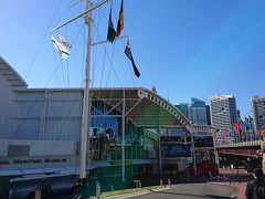 シドニー観光最初の目的地は、国立海事博物館。ここでは、オーストラリアでかつて実際に活躍していた多彩な船舶の展示を見ることができます。

受付のおじさんに入館料（船の見学は有料）を支払い、展示の説明を受け、入場券代わりに手の甲にスタンプを押してもらいます。