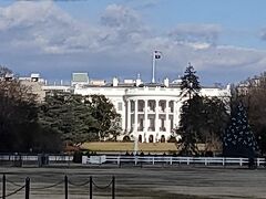 この日はイベントがあったようでクリスマスツリーまではアクセス不可。なので遠くからホワイトハウスを眺めました。