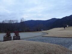 　公園は湖に飛び出した小さな突起で、一面冬枯れした芝生の丘だった。
　日暮れが迫っているが、ちらほらと人が遊んでいる。