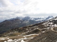 左端の山の上に小さな構築物が見えますがここがロートホルン展望台（3104m）で、
右端の頂上にロープウエイ駅のような建物がある山がホーエリ（3275m）です。
最初はホーエリがロートホルン展望台かと思っていました。