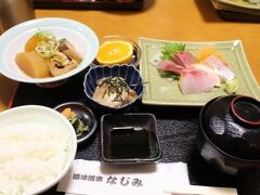 やっとごはん！　「500円日替わりランチ」の質の高さで名を馳せておられる「なじみ」さん。写真のはさすがにワンコインではないはずですが、地魚のお刺身がおいしくてビックリ！　ここで初めて、田辺が海辺の街でもあるということに思い至りました。