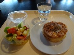 ハーミテージ・ホテルのカフェで昼食。豚肉とリンゴ入りのパイ（8ドル）とフルーツサラダ（6.5ドル）を頂きました。
このカフェは営業時間が9:30-16:30とのこと。