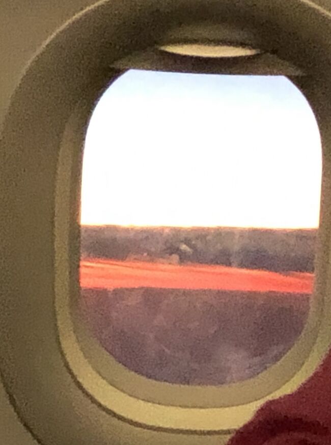 上空は朝焼け。