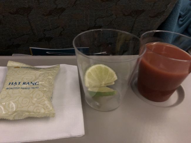 　そしてお決まりのトマトジュース。レモンが通じず、ライムで通じました。ベトナムではレモンとライムは同じよと、レモン塩を探しているときにスーパーで言われた気がします。自分で絞って入れました。