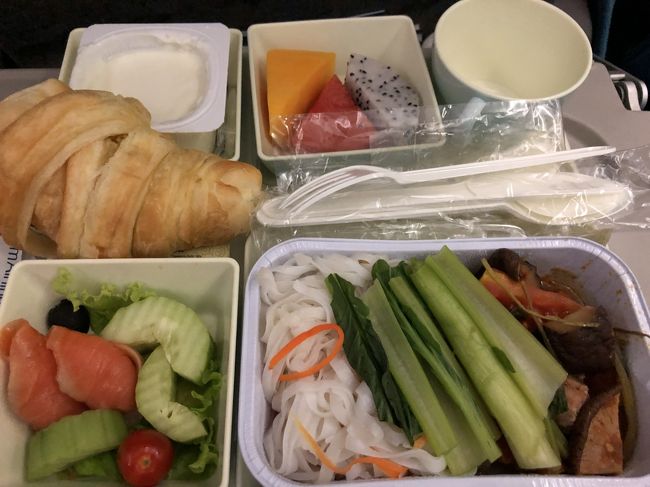 　日本に着く2時間前　日本時間の朝5時に朝食。ビーフンにしました。最初から最後まで麺です。パンは美味しい。麺を残します。あっさり味のベトナム料理とはこれでおわかれ。<br />　食べ終わるとさっさと下げてくれました。