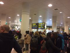 仁川空港での1時間の遅れを取り戻すこともなく、遅れてやっとバルセロナへ到着。入国審査は待ち時間も少なくスムーズに。