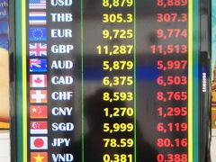 ルアンパバーン国際空港のターミナル内の両替所は一箇所だけ開いていた。ラオスキープから両替する場合、表示されたレートによればタイバーツよりも日本円を買った方が得である。
しかし、窓口で尋ねると日本円は売っていない、タイバーツのみとのこと。しばらく考えて、やや損だが残っていたラオスキープをすべてタイバーツに両替した。