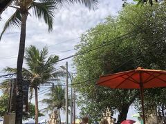 Mkちゃんに呼んでもらったバイクタクシー乗って、ビーチに面したZANZIBAR BEACH RESTAURANTで朝食を。