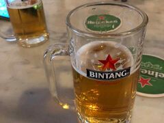 この旅最後の晩酌は、有名なMade's Warung
ローカルフードで宿から徒歩圏内という私のリクエストでここに。
ドラフト・ビンタンもあって嬉しい。
皆さん、今夜もお付き合いいただきありがとう。