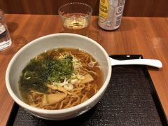 泊まったホテルでは、21:30から夜鳴きそば（ラーメン）のサービスがありました。
シャワーを浴びてさっぱりしてから、出かけてみました。 