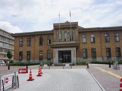 ●山梨県議会 議事堂＠JR甲府駅界隈

甲府城跡を目指している途中にあった、県議会議事堂。
建物に深みがありますね。