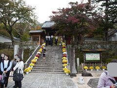 修善寺の名前の由来となったお寺で、修善寺温泉の中心にある「修禅寺」。正式な呼称は「福地山修禅萬安禅寺（ふくちざんしゅぜんばんなんぜんじ）」といい、平安時代初期の大同2（807）年、弘法大師（空海）の開基と伝わります。