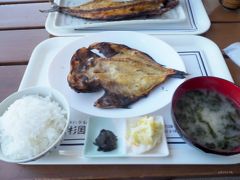 年始は漁港がやっていないので、鮮魚料理は店を選ぶなーと考え…んなら、干物でも食べてみようか？と急遽探して見つけた「杉国商店」へ。干物販売のお店ですが、店頭でいただくこともできます。朝7:30からやっているので朝食にもいいですねー♪

こちら、金目鯛（小）378円＋ごはんセット(ごはん・みそ汁・漬物)486円です。