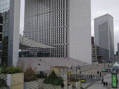 1時間くらい歩いて到着しました。広大な広場の前にはグランドアルシュという巨大な建造物が。