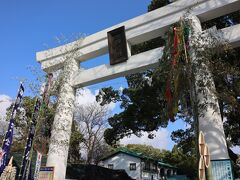 城の一角にある加藤神社、社に向かう道は通行可能。ただ、崩壊した石垣が生々しく残る。