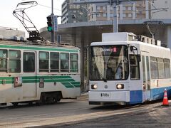 16：00、最後は整備が進む熊本駅前で・・・終了。

熊本地震が発生した日、バンコクでその事実を知った。
その時は、体調が万全ではなく、ホテルのテレビを見て過ごした記憶がある。
その後、何度か熊本を訪問したが、熊本城は遠くから見ているだけだった。
地震の被害の大きさを改めて知るとともに復興を願いたい。

相変わらず熊本市電はカラフルで楽しい・・・
ほとんどの区間で交通量の多い幹線道路上を走り、撮影に適した場所は少ないが楽しいひと時を過ごせる。
また、そのうちゆっくり訪問したいものだ。
熊本城と熊本市電を楽しんだ記録。

