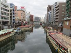 08：00
浅草橋から神田川を写します。屋形船がいっぱいあります。一度乗ってみたいです。