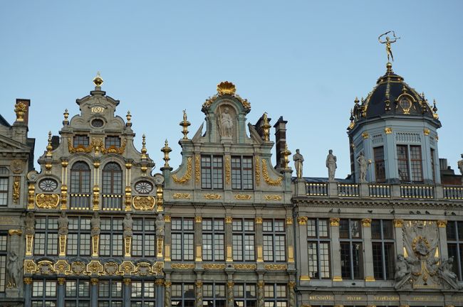 朝食を食べたカフェ”La brouette”が入っていたのは、写真の真ん中の館。<br />昨日は冬曇りで、輝きを放っていなかった建物の金色の装飾、その美しさに気づきます。