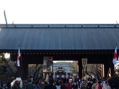 　靖国神社に到着。人の出入りがすごいです。