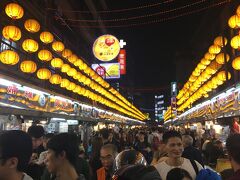 基隆廟口夜市。九份から車で30分位。ここの夜市、とっても盛り上がっていた！しかもテーブル椅子がある屋台が多い。